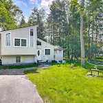Stylish Tobyhanna Home With Fire Pit And Lake Access!