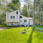 Stylish Tobyhanna Home With Fire Pit And Lake Access!