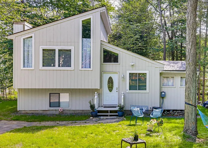 Stylish Tobyhanna Home With Fire Pit And Lake Access!