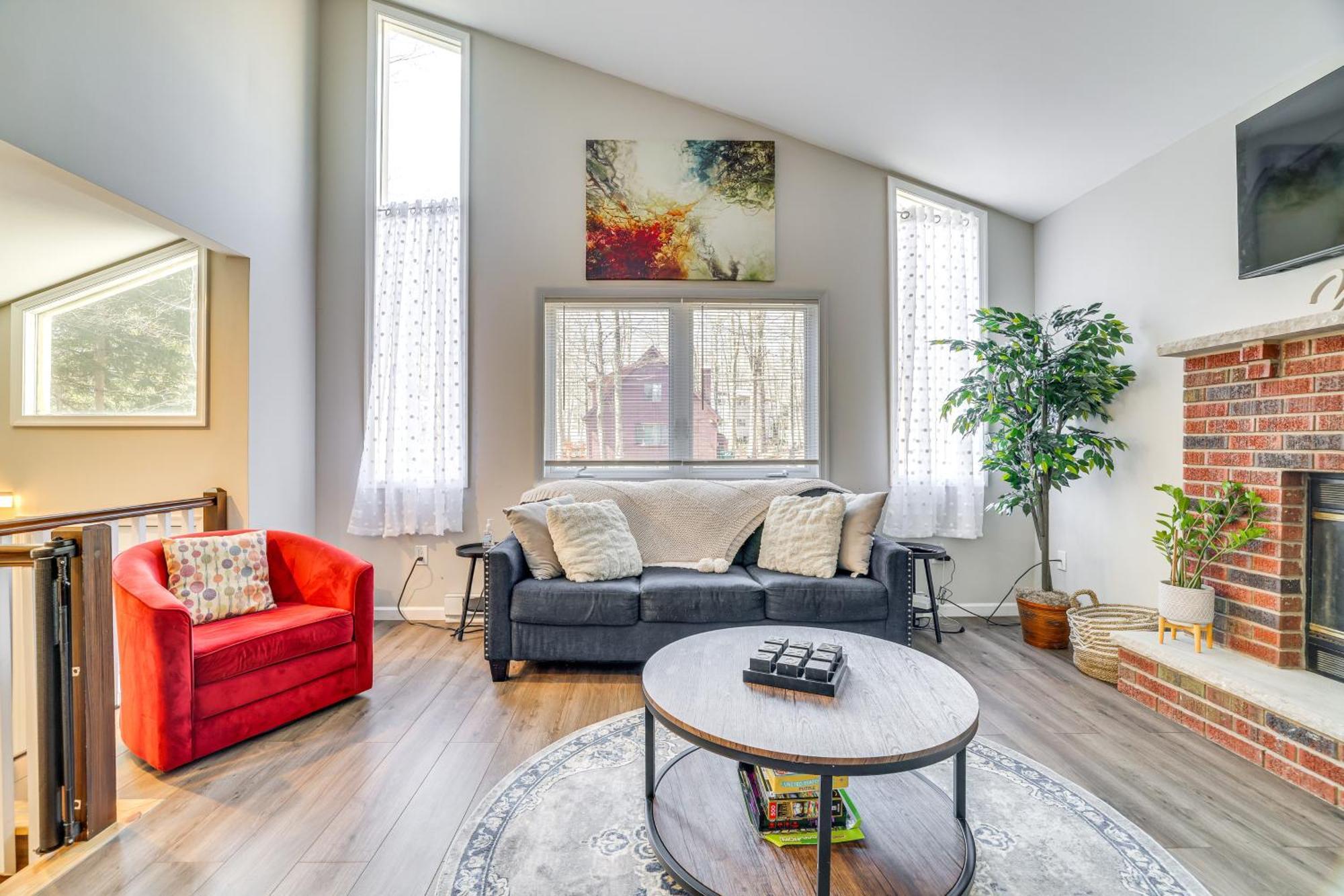 Stylish With Fire Pit And Access!