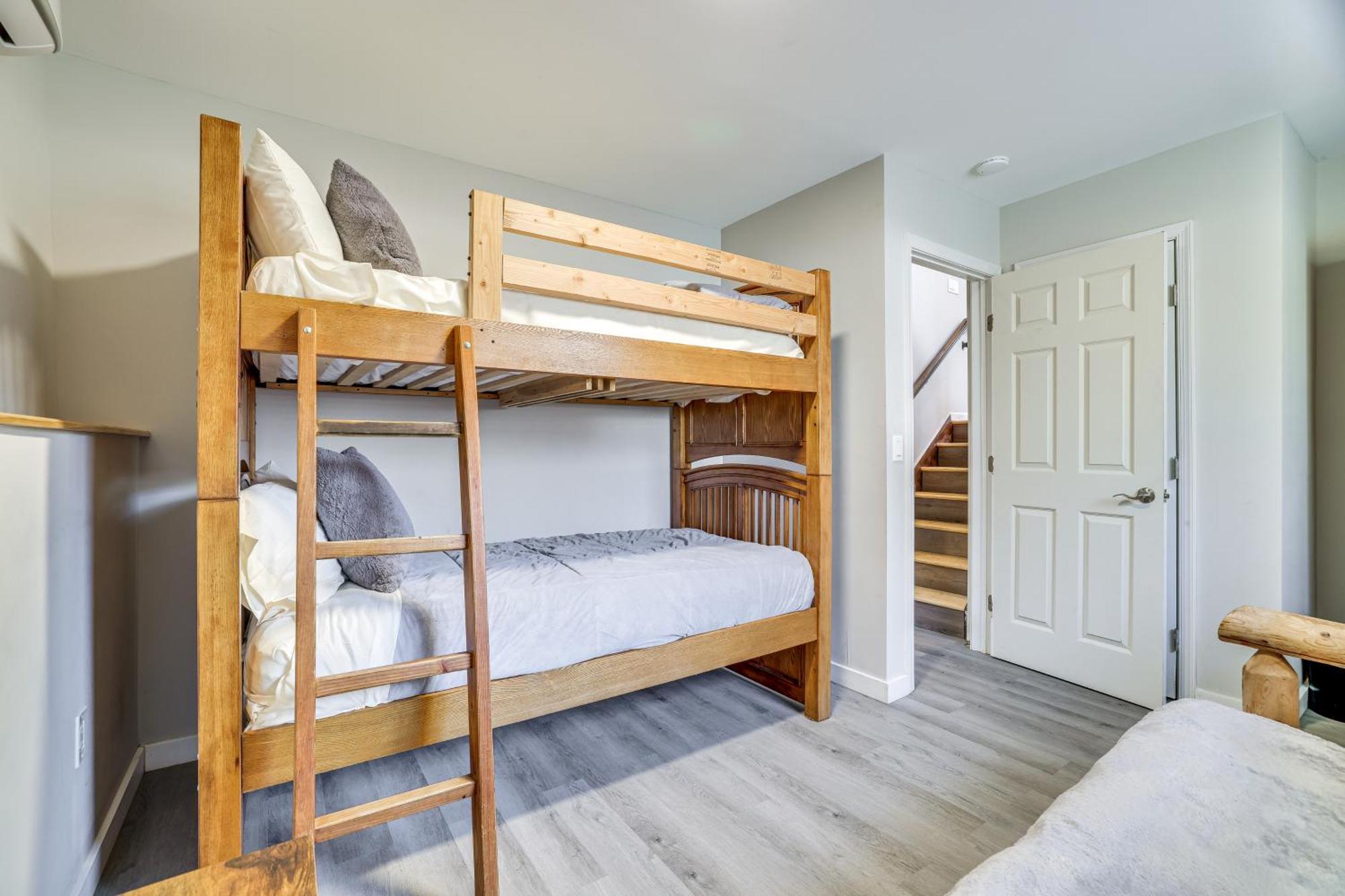 Stylish With Fire Pit And Access! Holiday home Tobyhanna